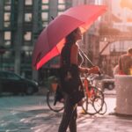 Femme sous son parapluie rouge, qui marche sous la pluie