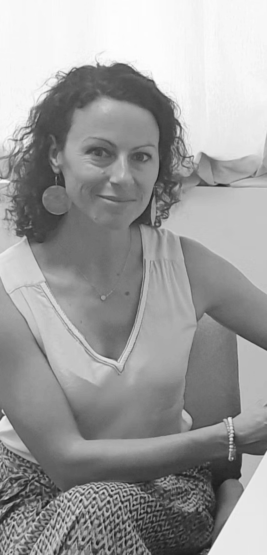 Charlotte Ingelbach naturopathe énergéticienne et thérapeute qui vous regarde et vous écoute, avec un sourire bienveillant.