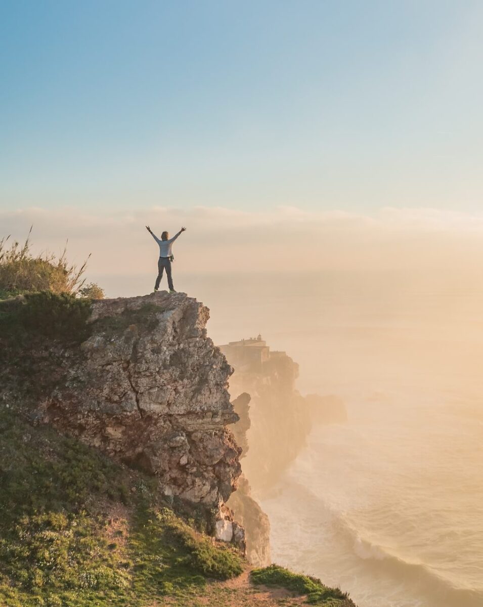Femme dans un paysage symbolisant le retour au bien-être et à une énergie équilibrante.