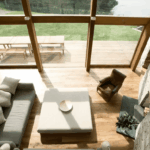Intérieur de maison spacieux, rangé et épuré, idéal pour avoir un esprit clair, clarifier les idées et se sentir bien.