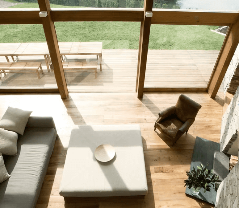Intérieur de maison spacieux, rangé et épuré, idéal pour avoir un esprit clair, clarifier les idées et se sentir bien.