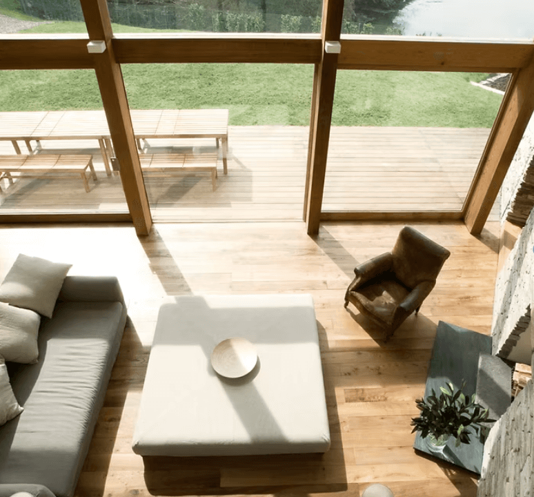 Intérieur de maison spacieux, rangé et épuré, idéal pour avoir un esprit clair, clarifier les idées et se sentir bien.