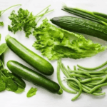 Nombreux et délicieux légumes verts comme du concombre, des haricots verts, de la salade verte, persil et courgettes.