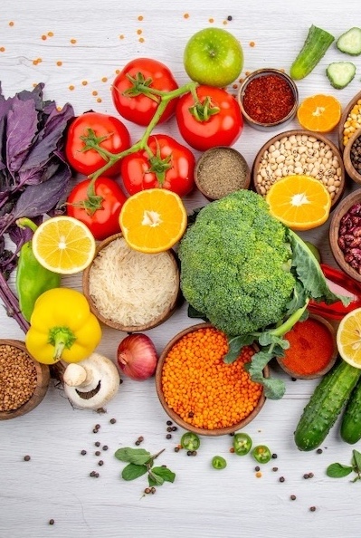 Nombreux fruits et légumes colorés pour être en forme en faisant le plein de vitamines, minéraux et antioxydants, comme conseillé en naturopathie.