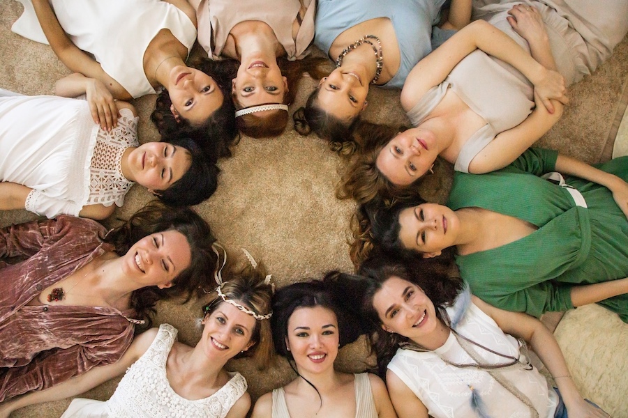Groupe de jeunes femmes amies, qui se soutiennent, en cercle