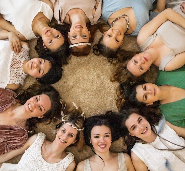 Groupe de jeunes femmes amies, qui se soutiennent, en cercle