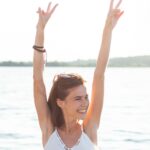 Fille dynamique et heureuse, souriante, bras en l'air