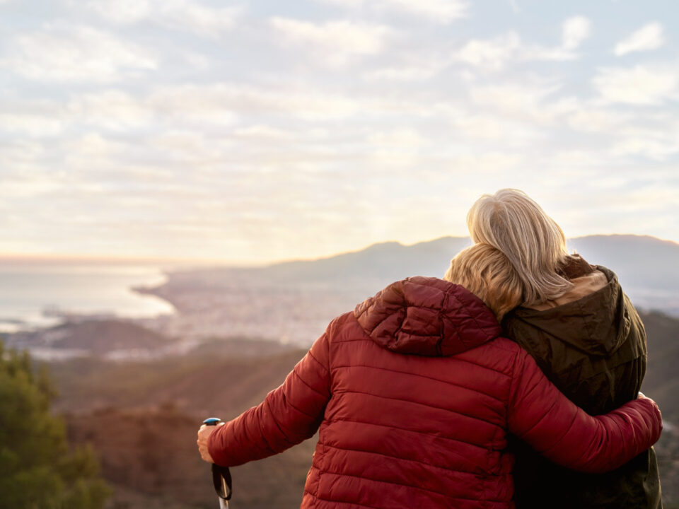 Paysage devant lequel une femme en soutient une autre