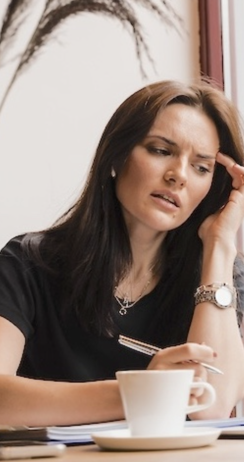 Femme qui va craquer de stress, surmenage et trop-plein émotionnel